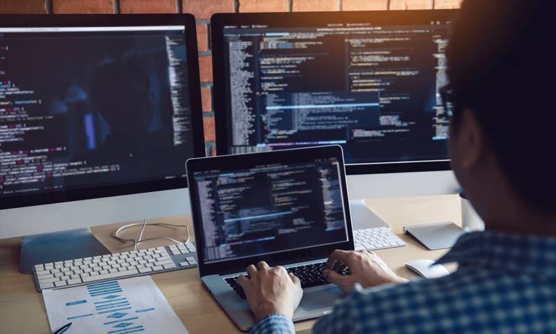 数据科学选型：R与Python如何赋能东洲区网站建设？